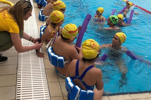 Ελληνίδα δασκάλα βοηθάει προσφυγόπουλα που ήρθαν με βάρκα να ξεπεράσουν το φόβο τους για το νερό