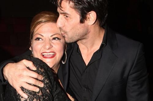 O (ευρωβουλευτής πια) Αλέξης Γεωργούλης κάνει τρελή φάρσα στη Βίκυ Σταυροπούλου 