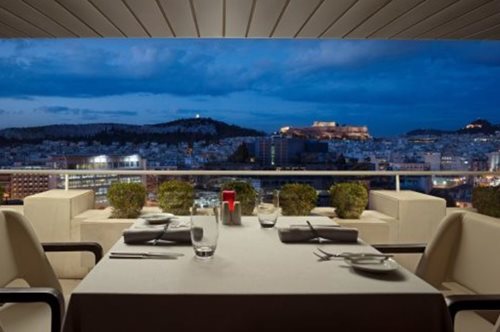 Ο ταλαντούχος κύριος Μιχάλης Νουρλόγλου. Μια πραγματική γευστική εμπειρία με φόντο την Ακρόπολη