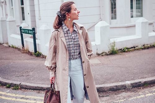 Αντίο, T-shirt: Βρήκαμε στην αγορά 5 τοπ που συνδυάζονται τέλεια με τζιν παντελόνι