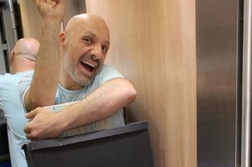 «Και όλα αυτά που έχεις, τα χρειάζεσαι ρε μαμά;»: Το ποστ του Νίκου Μουτσινά που συγκίνησε 