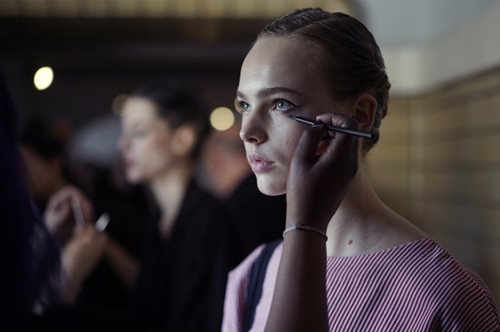 Καλοσχηματισμένα χείλη με την κορυφαία τάση του 2019. Η μοναδική που ταιριάζει σε όλες τις γυναίκες