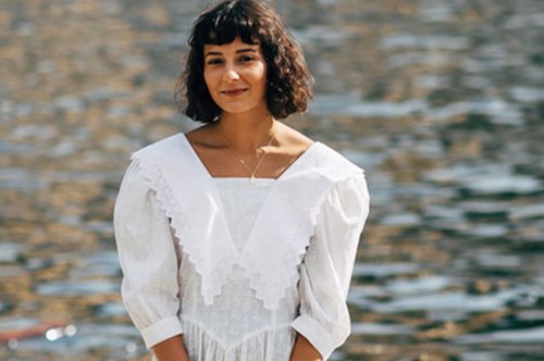 Δύσκολοι και στιλάτοι συσχετισμοί: Αυτά τα sneakers ταιριάζουν τόσο πολύ με τα μάξι φορέματα 