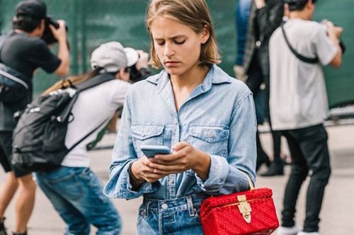 Οι celebrities άρχισαν να ενθουσιάζονται πάλι με αυτό το φρικτό τζιν παντελόνι και δεν το πιστεύουμε