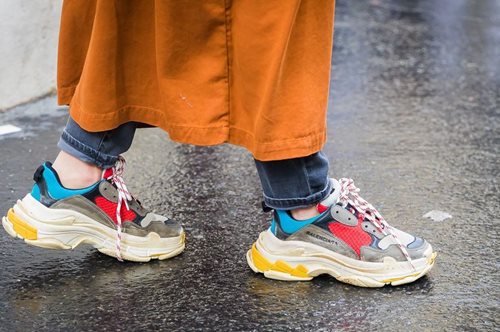 «Μοιάζουν με αθλητικά αλλά δεν είναι». Ο λόγος που δεν πρέπει να φοράμε χοντροκομμένα sneakers