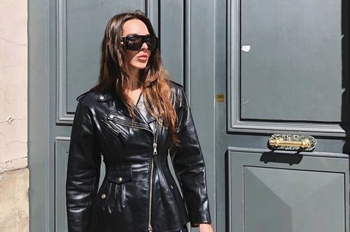 Στιλάτο χτένισμα με μία κίνηση: Όλες στο γραφείο έχουμε πάθει εμμονή με αυτό το καλοκαιρινό αξεσουάρ