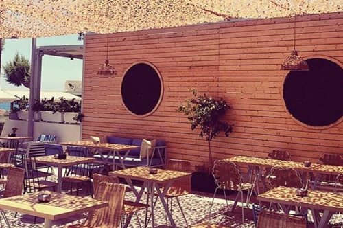 Σε αυτό το εστιατόριο στη Σαντορίνη πρώτα νοιάζονται για τη γεύση και μετά για το ίνσταγκραμ  