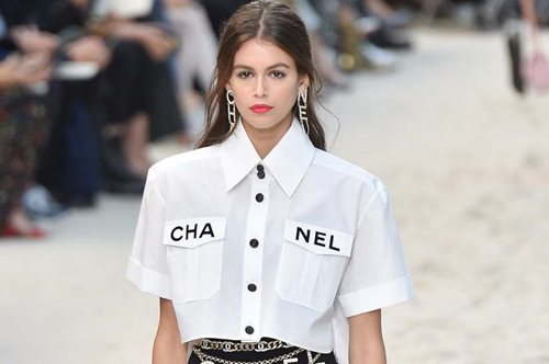 Η Κάια Γκέρμπερ με υπέροχο, νέο κούρεμα και υπέροχο, νέο φόρεμα περπατάει στη Νέα Υόρκη