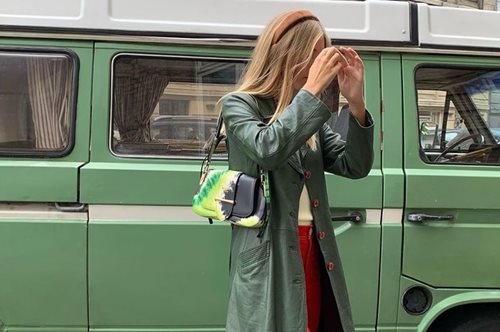 Η τσάντα που αγοράζαμε με μανία το 2000 επέστρεψε. Με μια σύγχρονη, ακαταμάχητη λεπτομέρεια