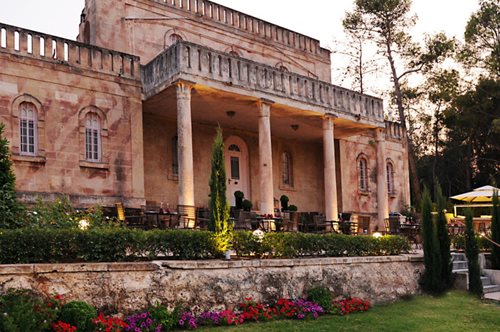 Μέσα στο επιβλητικό σπίτι που ο Άγγελος Σικελιανός λάτρεψε και έζησε με την Εύα Πάλμερ στην Κορινθία