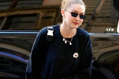 Η Τζίτζι Χαντίντ συνδύασε τις γούνινες παντόφλες με ποδηλατικό σορτς και το αποτέλεσμα ήταν κουλ 