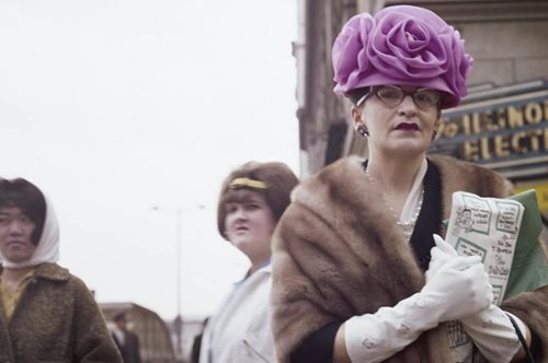 Άγνωστες έγχρωμες φωτογραφίες της Βίβιαν Μάιερ στο φως. Η Νέα Υόρκη όπως δεν την έχουμε ξαναδεί