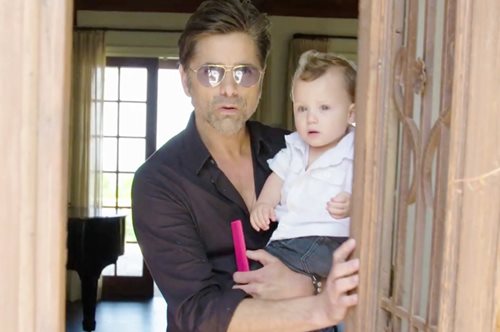 Ο Τζον Στάμος ανοίγει το πανέμορφο σπίτι του στο Μπέβερλι Χιλς αγκαλιά με τον 1,5 ετών γιο του 