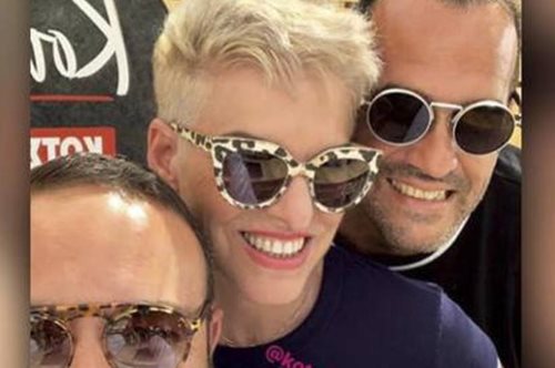 «Περνάω από καθρέφτες και δεν με αναγνωρίζω». Η Ελένη Ψυχούλη μιλάει για τα νέα της μαλλιά