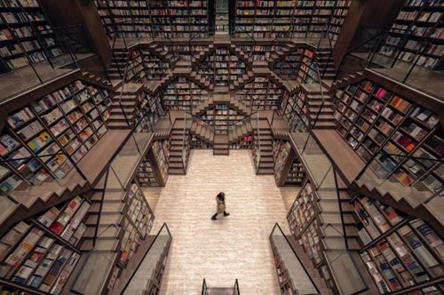 Φαντασμαγορικό και ονειρικό: Μέσα στο ρετροφουτουριστικό σύμπαν ενός βιβλιοπωλείου που θυμίζει Έσερ