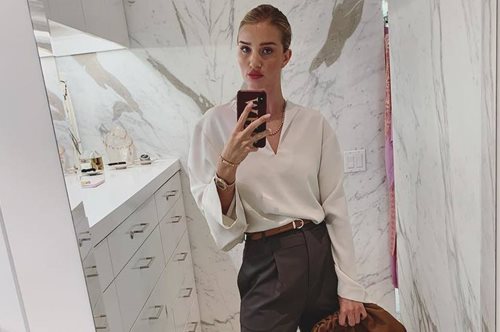 Το μαγιό του καλοκαιριού. Το φόρεσε η Ρόζι Χάντινγκτον και ξεπούλησε μέσα σε λεπτά