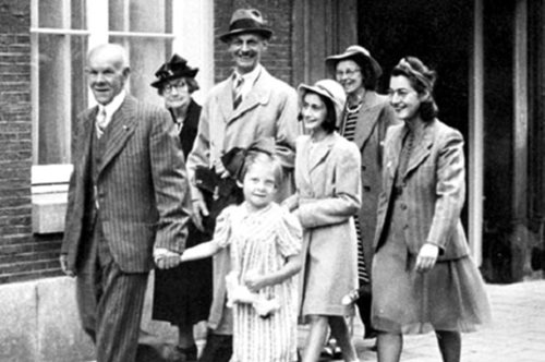 «Έχω πάντα την πρόθεση να παραβλέπω τα ελαττώματα της μαμάς»: Από το Ημερολόγιο της Άννας Φρανκ 