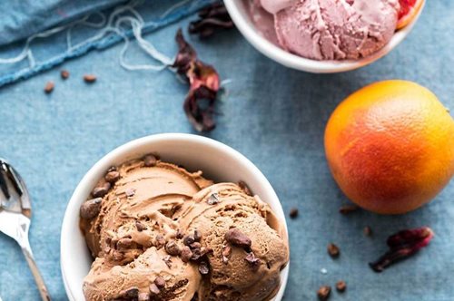 Vegan παγωτό χωρίς ζάχαρη με αντιοξειδωτικά υλικά: χουρμάδες και γάλα καρύδας 