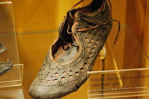 Το αρχαιότερο παπούτσι στην ιστορία ανακαλύφθηκε σε πηγάδι. Είναι υπέρκομψο και made in Italy