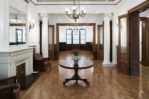 Μέσα στο επιβλητικό Μέγαρο Λυκιαρδόπουλου που οι Αθηναίοι έβλεπαν κάποτε σαν ουρανοξύστη 