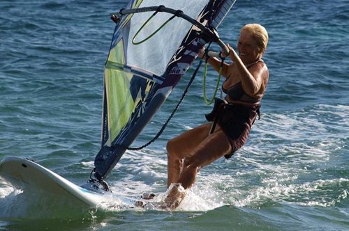 «Μέσα μου ζει αυτός ο παλάβρας ο Οδυσσέας»: Η 81χρονη σέρφερ από την Κεφαλλονιά κατακτά τις θάλασσες