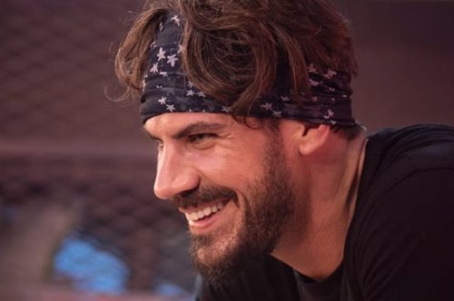 Ο Άκης Πετρετζίκης ξεπέρασε τον εαυτό του. Μόλις έσπασε ένα παγκόσμιο ρεκόρ Γκίνες