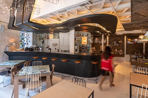 «Το μεταξύ μας μάς κράτησε όρθιους»: Όλοι χωρούν στον πολυχώρο Σχεδία Home στην Κολοκοτρώνη