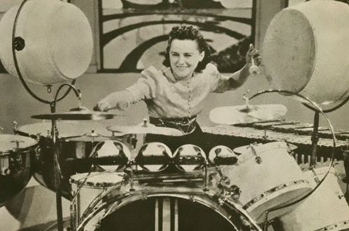 Μυστικό μακροζωίας: Η 106χρονη που παίζει ντραμς εδώ και 80 χρόνια – και συνεχίζει να τα σπάει