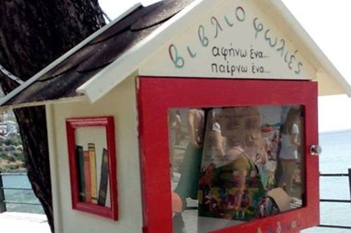 Φιλαναγνωσία από κούνια: Η Αιδηψός γέμισε «βιβλιοφωλιές»-δανειστικές βιβλιοθήκες για νήπια