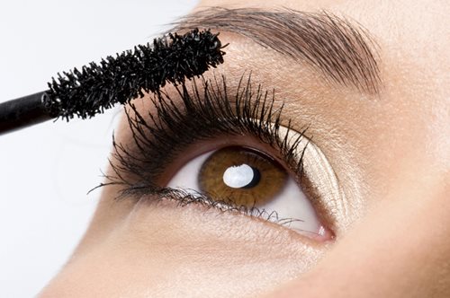 Για τέλειες βλεφαρίδες το μυστικό είναι η πούδρα
