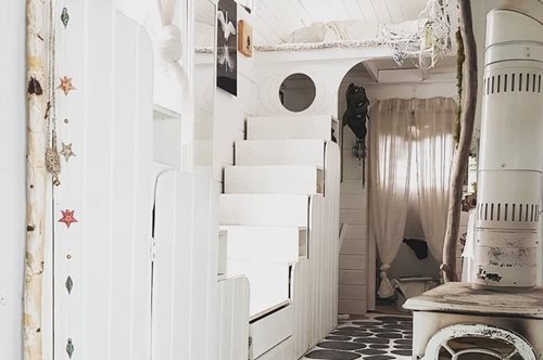 Ένα μικροσκοπικό, χειροποίητο σπίτι στον Καναδά εμπνευσμένο από τη Μύκονο. Σαν ψεύτικο