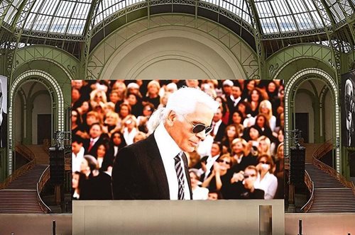 O Καρλ Λάγκερφελντ ξαναζωντάνεψε στο Grand Palais. Μεταμορφώνοντας την Τίλντα Σουίντον σε ξωτικό