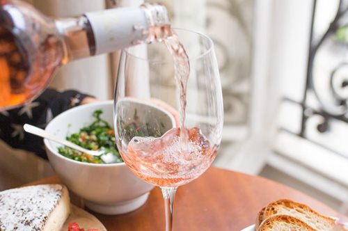 Πώς θα περάσεις τα 100 χρόνια με κρασί και λουκάνικα. Τα μυστικά της μακροζωίας από υπεραιωνόβιους