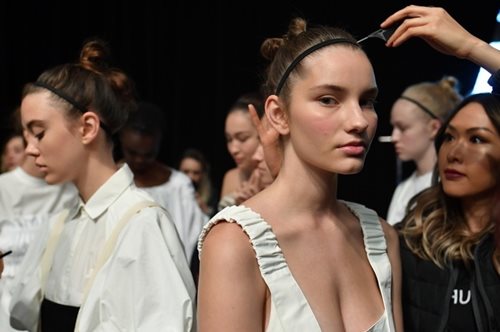 Ό,τι χειρότερο μπορείς να κάνεις στα μαλλιά σου τώρα το καλοκαίρι, σύμφωνα με τους ειδικούς