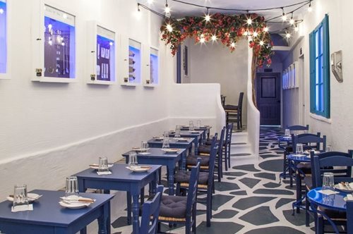 Οι Νεοϋορκέζοι κάνουν ουρές έξω από ένα ελληνικό εστιατόριο που μοιάζει με στενό της Μυκόνου