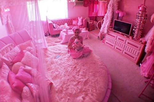 Έντεκα σπίτια από άλλο πλανήτη. Υπερβολή που αγγίζει τα όρια της παράνοιας