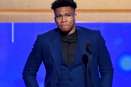 Με τον Παρθενώνα στο σακάκι και δάκρυα στα μάτια ο Γιάννης Αντετοκούνμπο παρέλαβε το βραβείο MVP