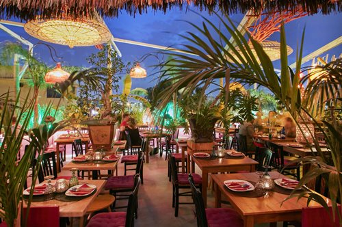 Στην πιο εξωτική ταράτσα της πόλης θα νιώσεις δροσιά τις καυτές νύχτες του καλοκαιριού