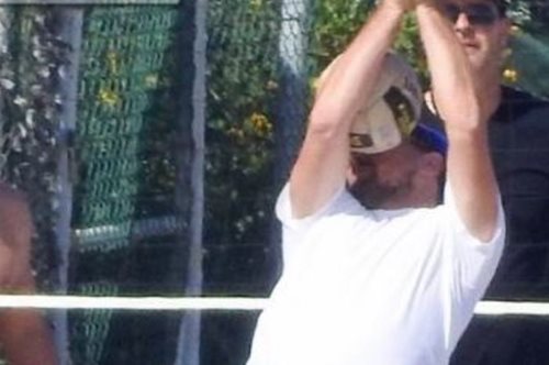 Σήμερα είμαστε όλοι με τον Λεονάρντο Ντι Κάπριο που μόλις «έφαγε» μία μπάλα βόλεϊ στο πρόσωπο