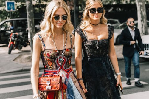 Ο φρέσκος τρόπος να φορέσεις τα iconic sneakers που λατρεύονται από τη δεκαετία του '60 