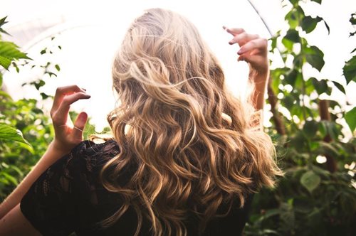 Φυσική λάμψη και ευωδιά: Τα μαλλιά σας θα μοσχοβολούν σαν βοτανικός κήπος με αυτό το προϊόν