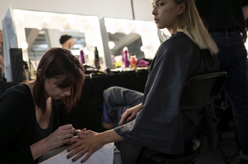 Κίνηση-ματ: Αυτό το χρώμα νυχιών κάνει κάθε λουκ να δείχνει απίστευτα πολυτελές