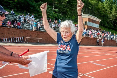 Την αποκαλούν «τυφώνα»: 103χρονη δρομέας σπάει όλα τα ρεκόρ κερδίζοντας σε αγώνες