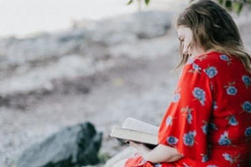 Από την πιο δημοφιλή συγγραφέα όλων των εποχών. Τα βιβλία που όλοι θα πάρουμε μαζί  στην παραλία