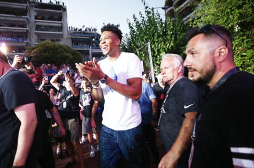 Ο Γιάννης Αντετοκούνμπο συγκινεί ξανά. Ιδρύει ακαδημία μπάσκετ για φτωχά παιδιά 