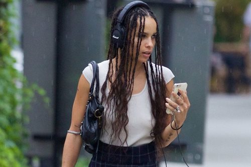 H αντισυμβατική εμφάνιση της Ζόε Κράβιτς στο pre-wedding πάρτι της αλλάζει τους γαμήλιους κανόνες