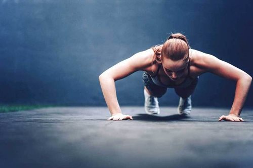 Ξεκίνησα να κάνω 50 burpees την ημέρα και το σώμα μου άλλαξε σχήμα μέσα σε έναν μήνα 