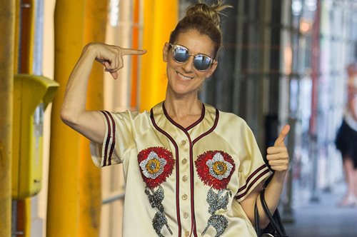 Η Σελίν Ντιόν φόρεσε στο Παρίσι το αμφιλεγόμενο τζιν παντελόνι που μόνο οι πολύ «γενναίες» αγοράζουν