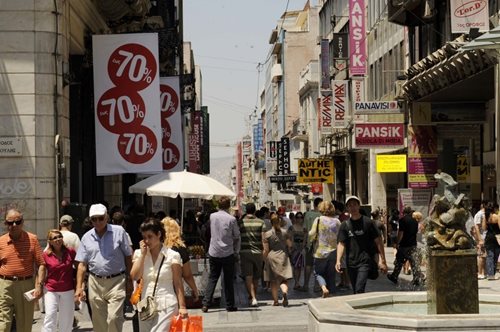 Έφτασε η ώρα για τα ψώνια του καλοκαιριού. Πότε αρχίζουν και πόσο θα διαρκέσουν οι θερινές εκπτώσεις