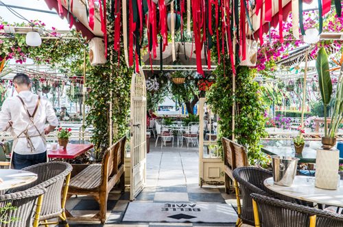 Μια παραμυθένια αυλή στον Πειραιά: Γευστικός προορισμός καλοκαιριού με 125 χρόνια ιστορίας 